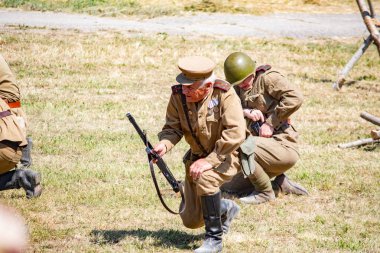 İkinci Dünya Savaşı 'nın yeniden inşası. Alman ve Sovyet ordusundaki askeri üniformalı insanlar.