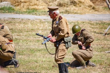İkinci Dünya Savaşı 'nın yeniden inşası. Alman ve Sovyet ordusundaki askeri üniformalı insanlar.