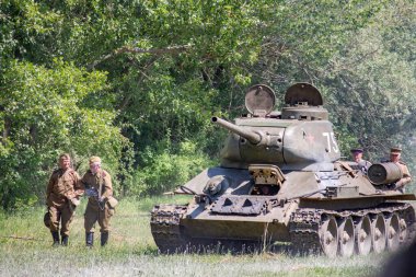 İkinci Dünya Savaşı 'nın yeniden inşası. Alman ve Sovyet ordusundaki askeri üniformalı insanlar.
