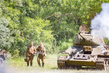 İkinci Dünya Savaşı 'nın yeniden inşası. Alman ve Sovyet ordusundaki askeri üniformalı insanlar.