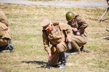 İkinci Dünya Savaşı 'nın yeniden inşası. Alman ve Sovyet ordusundaki askeri üniformalı insanlar.