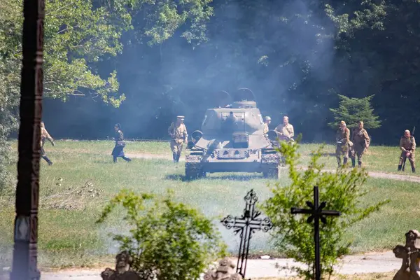 İkinci Dünya Savaşı 'nın yeniden inşası. Alman ve Sovyet ordusundaki askeri üniformalı insanlar.