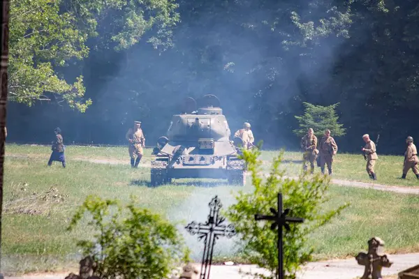 İkinci Dünya Savaşı 'nın yeniden inşası. Alman ve Sovyet ordusundaki askeri üniformalı insanlar.