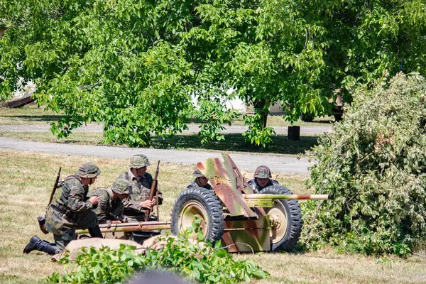 İkinci Dünya Savaşı 'nın yeniden inşası. Alman ve Sovyet ordusundaki askeri üniformalı insanlar.