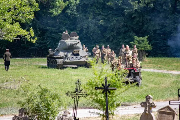 İkinci Dünya Savaşı 'nın yeniden inşası. Alman ve Sovyet ordusundaki askeri üniformalı insanlar.
