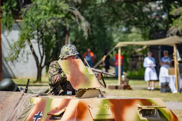 İkinci Dünya Savaşı 'nın yeniden inşası. Alman ve Sovyet ordusundaki askeri üniformalı insanlar.