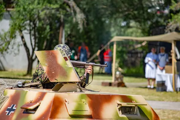 İkinci Dünya Savaşı 'nın yeniden inşası. Alman ve Sovyet ordusundaki askeri üniformalı insanlar.