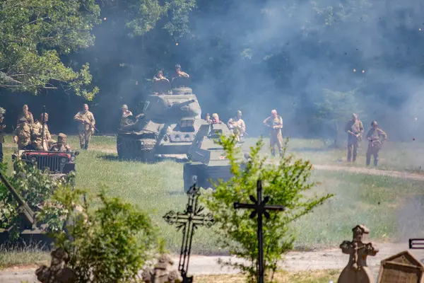 İkinci Dünya Savaşı 'nın yeniden inşası. Alman ve Sovyet ordusundaki askeri üniformalı insanlar.