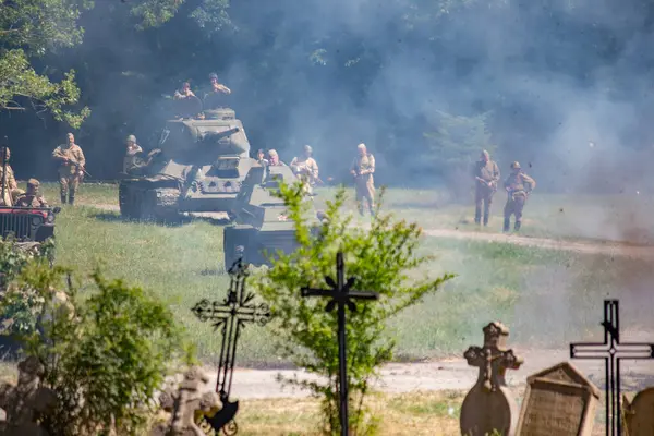 İkinci Dünya Savaşı 'nın yeniden inşası. Alman ve Sovyet ordusundaki askeri üniformalı insanlar.