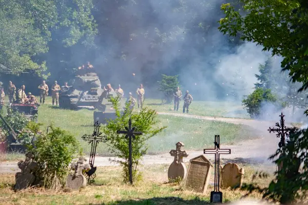 İkinci Dünya Savaşı 'nın yeniden inşası. Alman ve Sovyet ordusundaki askeri üniformalı insanlar.