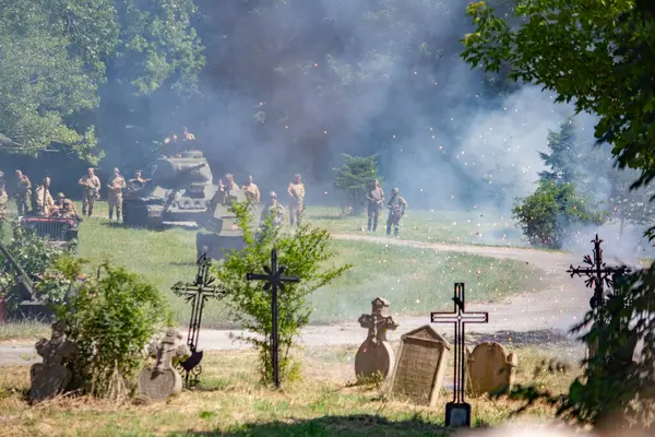 İkinci Dünya Savaşı 'nın yeniden inşası. Alman ve Sovyet ordusundaki askeri üniformalı insanlar.