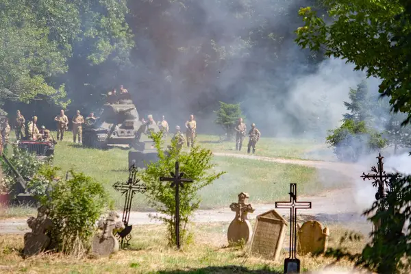 İkinci Dünya Savaşı 'nın yeniden inşası. Alman ve Sovyet ordusundaki askeri üniformalı insanlar.