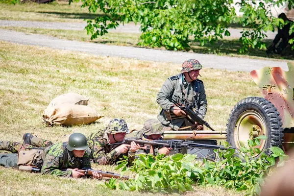 İkinci Dünya Savaşı 'nın yeniden inşası. Alman ve Sovyet ordusundaki askeri üniformalı insanlar.