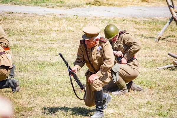 İkinci Dünya Savaşı 'nın yeniden inşası. Alman ve Sovyet ordusundaki askeri üniformalı insanlar.