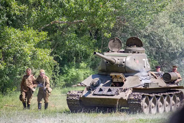 İkinci Dünya Savaşı 'nın yeniden inşası. Alman ve Sovyet ordusundaki askeri üniformalı insanlar.
