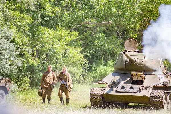 İkinci Dünya Savaşı 'nın yeniden inşası. Alman ve Sovyet ordusundaki askeri üniformalı insanlar.
