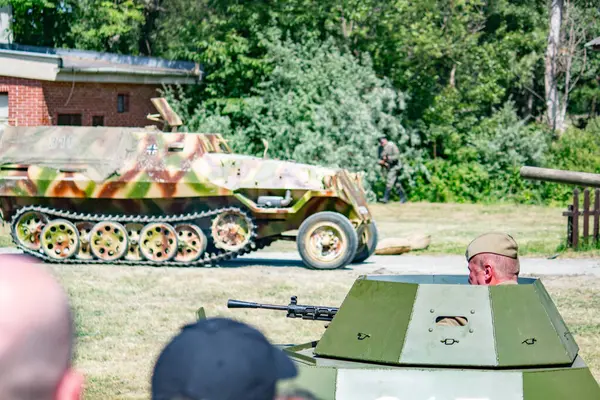 İkinci Dünya Savaşı 'nın yeniden inşası. Alman ve Sovyet ordusundaki askeri üniformalı insanlar.