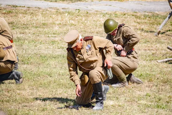 İkinci Dünya Savaşı 'nın yeniden inşası. Alman ve Sovyet ordusundaki askeri üniformalı insanlar.