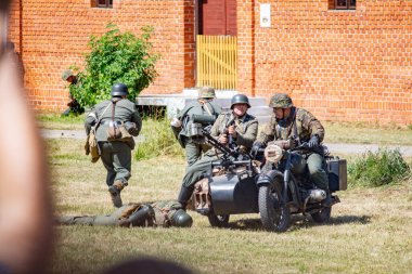 İkinci Dünya Savaşı 'nın yeniden inşası. Alman ve Sovyet ordusundaki askeri üniformalı insanlar.