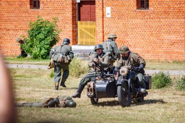 İkinci Dünya Savaşı 'nın yeniden inşası. Alman ve Sovyet ordusundaki askeri üniformalı insanlar.