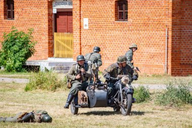 İkinci Dünya Savaşı 'nın yeniden inşası. Alman ve Sovyet ordusundaki askeri üniformalı insanlar.