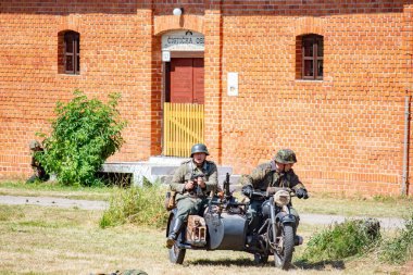 İkinci Dünya Savaşı 'nın yeniden inşası. Alman ve Sovyet ordusundaki askeri üniformalı insanlar.