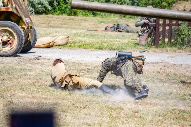 İkinci Dünya Savaşı 'nın yeniden inşası. Alman ve Sovyet ordusundaki askeri üniformalı insanlar.