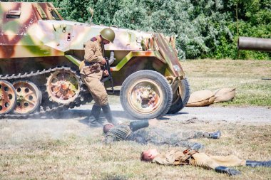 İkinci Dünya Savaşı 'nın yeniden inşası. Alman ve Sovyet ordusundaki askeri üniformalı insanlar.
