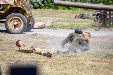 İkinci Dünya Savaşı 'nın yeniden inşası. Alman ve Sovyet ordusundaki askeri üniformalı insanlar.