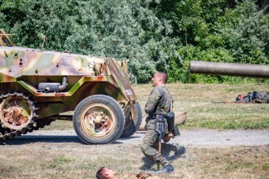İkinci Dünya Savaşı 'nın yeniden inşası. Alman ve Sovyet ordusundaki askeri üniformalı insanlar.