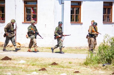 İkinci Dünya Savaşı 'nın yeniden inşası. Alman ve Sovyet ordusundaki askeri üniformalı insanlar.