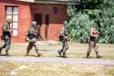 İkinci Dünya Savaşı 'nın yeniden inşası. Alman ve Sovyet ordusundaki askeri üniformalı insanlar.
