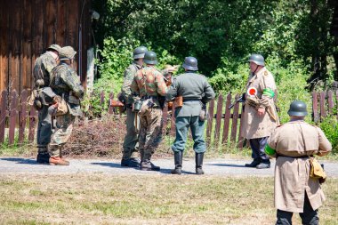 İkinci Dünya Savaşı 'nın yeniden inşası. Alman ve Sovyet ordusundaki askeri üniformalı insanlar.