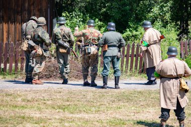İkinci Dünya Savaşı 'nın yeniden inşası. Alman ve Sovyet ordusundaki askeri üniformalı insanlar.