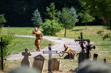 İkinci Dünya Savaşı 'nın yeniden inşası. Alman ve Sovyet ordusundaki askeri üniformalı insanlar.