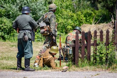 İkinci Dünya Savaşı 'nın yeniden inşası. Alman ve Sovyet ordusundaki askeri üniformalı insanlar.