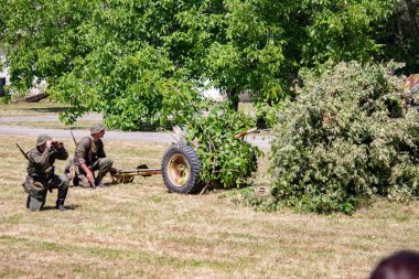 İkinci Dünya Savaşı 'nın yeniden inşası. Alman ve Sovyet ordusundaki askeri üniformalı insanlar.