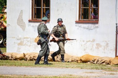 İkinci Dünya Savaşı 'nın yeniden inşası. Alman ve Sovyet ordusundaki askeri üniformalı insanlar.