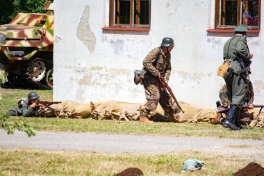 İkinci Dünya Savaşı 'nın yeniden inşası. Alman ve Sovyet ordusundaki askeri üniformalı insanlar.