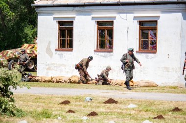 İkinci Dünya Savaşı 'nın yeniden inşası. Alman ve Sovyet ordusundaki askeri üniformalı insanlar.