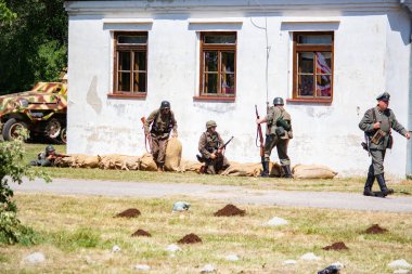 İkinci Dünya Savaşı 'nın yeniden inşası. Alman ve Sovyet ordusundaki askeri üniformalı insanlar.