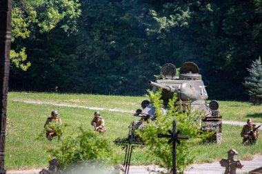 İkinci Dünya Savaşı 'nın yeniden inşası. Alman ve Sovyet ordusundaki askeri üniformalı insanlar.