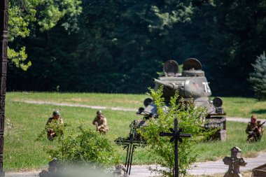 İkinci Dünya Savaşı 'nın yeniden inşası. Alman ve Sovyet ordusundaki askeri üniformalı insanlar.