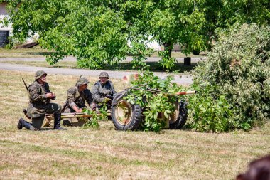 İkinci Dünya Savaşı 'nın yeniden inşası. Alman ve Sovyet ordusundaki askeri üniformalı insanlar.