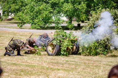 İkinci Dünya Savaşı 'nın yeniden inşası. Alman ve Sovyet ordusundaki askeri üniformalı insanlar.