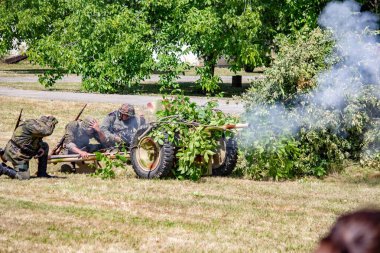 İkinci Dünya Savaşı 'nın yeniden inşası. Alman ve Sovyet ordusundaki askeri üniformalı insanlar.
