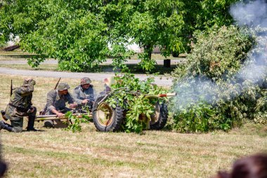 İkinci Dünya Savaşı 'nın yeniden inşası. Alman ve Sovyet ordusundaki askeri üniformalı insanlar.
