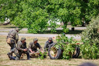 İkinci Dünya Savaşı 'nın yeniden inşası. Alman ve Sovyet ordusundaki askeri üniformalı insanlar.