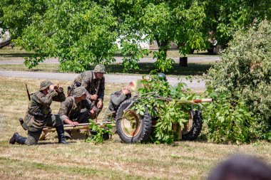 İkinci Dünya Savaşı 'nın yeniden inşası. Alman ve Sovyet ordusundaki askeri üniformalı insanlar.