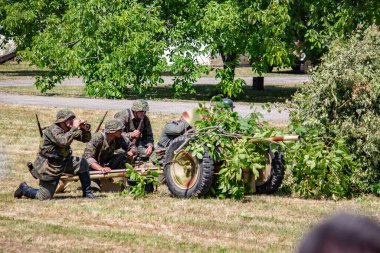 İkinci Dünya Savaşı 'nın yeniden inşası. Alman ve Sovyet ordusundaki askeri üniformalı insanlar.